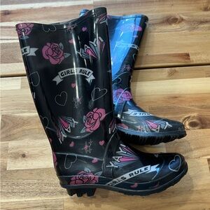 Girls’ “Girls Rule” Black & Pink Rain Boots – Size 1